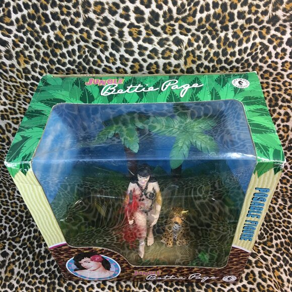 Dark Horse Comics Jungle Bettie Page Posable Figure - Picture 4 of 8